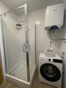 Koupelna v ubytování Apartmani Komin + 42 fotografií