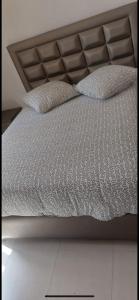 una cama con dos almohadas encima en IFRANE, en Ifrane