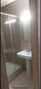 Un baño con ducha de cristal y lavabo. en IFRANE, en Ifrane