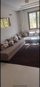 Una sala de estar con un sofá y una ventana. en IFRANE, en Ifrane