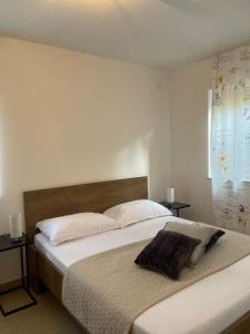 Postel nebo postele na pokoji v ubytování Apartmani Komin