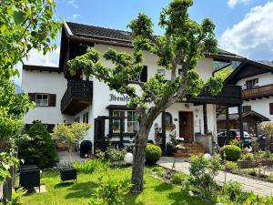 ein Gebäude mit einem Baum davor in der Unterkunft Ferienhaus Abendfrieden in Mittenwald