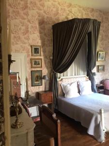 a bedroom with a bed with a canopy at Chateau de Vesset in Tréteau