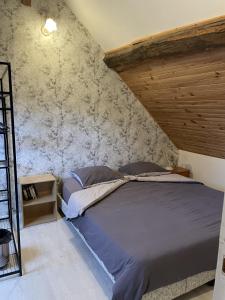 聖馬丁拉迪拉帕的住宿－Saumur, proche, les 3 gîtes，阁楼上的卧室配有一张大床