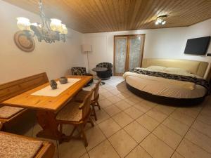 een slaapkamer met een bed en een tafel en een eetkamer bij 33 Apartman in Kiskunlacháza