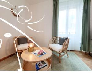 - un salon avec deux chaises et une table dans l'établissement La Suite N°05 par Madame Conciergerie, à Rennes