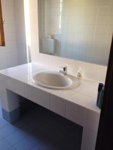 La salle de bains est pourvue d'un lavabo et d'un miroir. dans l'établissement Charming Villa in Monferrato, à Camino