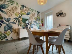- une salle à manger avec une table et des chaises en bois dans l'établissement #CosyCorbie Maison à Corbie à 11 minute du centre Amiens, à Corbie