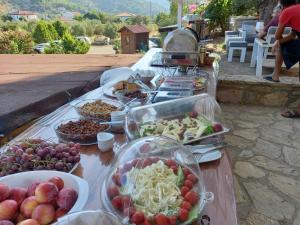 een buffet van eten op een tafel met kommen eten bij Begonvillage Tatil Evleri in Datca