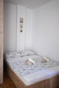 een bed in een kamer met twee handdoeken erop bij Apartman Vas dom 2 in Kraljevo