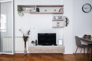 Una televisión o centro de entretenimiento en Apartman Vas dom 2