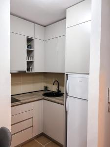 Una cocina o cocineta en Apartman Vas dom 2