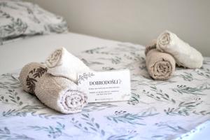 Rúm í herbergi á Apartman Vas dom 2