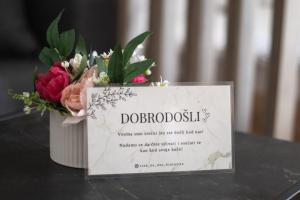 Un certificado, premio, letrero u otro documento en Apartman Vas dom 2