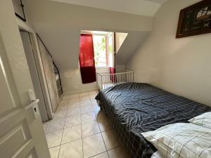 ein kleines Schlafzimmer mit einem Bett und einem Fenster in der Unterkunft appartement meublé in Vincennes