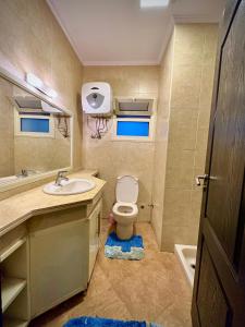 een badkamer met een toilet en een wastafel bij Telal Al Sukhna Only families in Ain Sokhna
