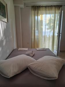 a bedroom with two beds with pillows and a window at Apartmani ante 3 in Drašnice
