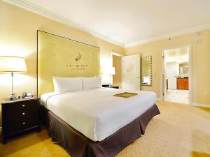 uma cama grande num quarto de hotel com uma cama grande em Amalz Suites Collection at MGM Signature ! em Las Vegas