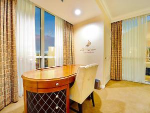 um escritório com uma secretária e uma janela num quarto em Amalz Suites Collection at MGM Signature ! em Las Vegas