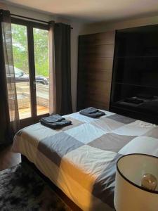 1 dormitorio con 1 cama con 2 toallas en Les rocailles, en Valderoure