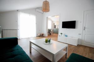 sala de estar con sofá y mesa de centro en Apartment Castelmuschio en Omišalj