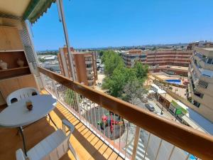 balcón con mesa y vistas a la ciudad en Gran Balcón, en San Juan de Alicante