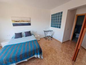 1 dormitorio con cama y escritorio. en Gran Balcón, en San Juan de Alicante