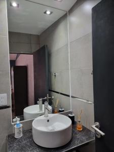 ein Badezimmer mit einem weißen Waschbecken und einem Spiegel in der Unterkunft SLB Apart - Studio in San Luis
