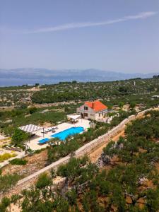 widok z powietrza na dom i basen w obiekcie Villa Fani w mieście Supetar