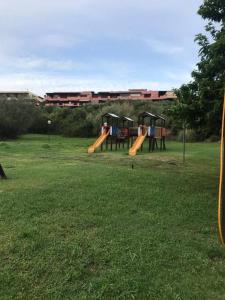 un grupo de equipos de juegos en un parque en Monolocale a due minuti dal mare IUN R4225, en Marina di Portisco