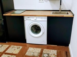 a washing machine in a kitchen with a sink at BS apartamentos Aledo14 in Novelda