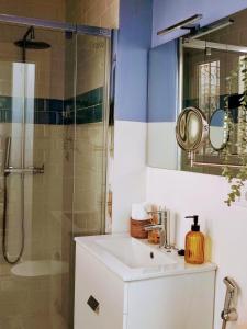 a bathroom with a sink and a shower at BS apartamentos Aledo14 in Novelda