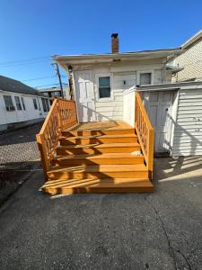 uma rampa de madeira que leva a uma casa em Shore Beach Houses - 43A Lincoln Ave em Seaside Heights