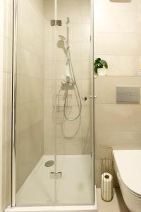 W łazience znajduje się prysznic ze szklanymi drzwiami. w obiekcie Apartman Elena w Splicie