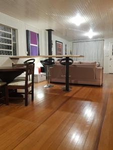 Χώρος καθιστικού στο Casa Aurora, Completa, no Centro, Cercada, 130m quadrados, 11 Pessoas, Wi-Fi, 3 Quartos, Cozinha e Sala Integrados, 2 Banheiros, Varanda, Garagem Coberta 1 carro, Estacionamento Interno 3 Carros, Churrasqueira, Lareira de Alta Performance, Fogão de Ferro +30 φωτογραφίες