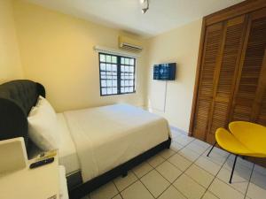 Un dormitorio con una cama y una mesa y una ventana. en 2BD 2BTH Condo in San Juan Unit 1, en San Juan