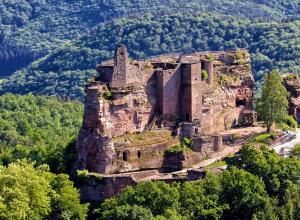 an old castle on the side of a mountain at Ferienwohnung yuan in Bruchweiler-Bärenbach
