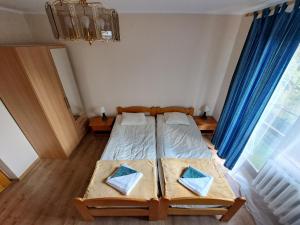 Blisko Krupówek في زاكوباني: غرفة نوم عليها سرير ووسادتين