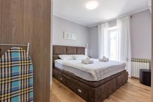 um quarto com uma cama grande e uma janela em Kristina holiday home with private swimmingpool em Visočane