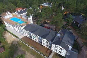 波東耶的住宿－Apartament 20B Blue Marine Poddąbie，享有带游泳池的房屋的空中景致