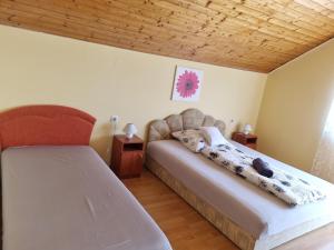 Posteľ alebo postele v izbe v ubytovaní Lilian apartmanház