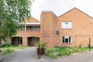 a brick house with a plant in front of it at Spacious light flat in fantastic location! in Eton