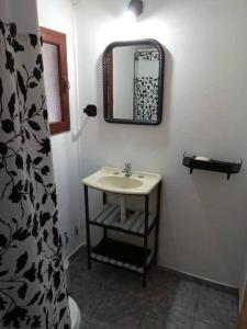 a bathroom with a sink and a mirror on the wall at Depto Acogedor cómodo y súper luminoso en km 7,500 in San Carlos de Bariloche