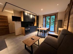 TV a/nebo společenská místnost v ubytování Gite Roche Des Ducs avec Piscine toute l'année, Spa, Sauna, Hammam