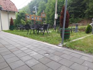 een groep tafels en stoelen in een tuin bij Vila MMBS in Brzeće