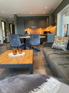 布劳恩拉格Eastside Braunlage的客厅里有一张沙发和一张桌子。