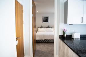 1 dormitorio con 1 cama en el fondo en 109 meridian tower, meridian quay, trawler road Swansea SA11JW, en Swansea