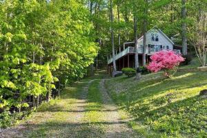 una casa en una colina con un camino de tierra delante en Dogwood Mountain House en Fancy Gap