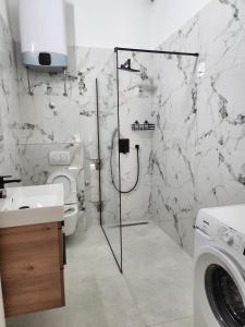 W łazience znajduje się prysznic, toaleta i umywalka. w obiekcie Apartman LIBRA w mieście Kaštela