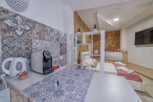 una piccola camera con cucina e una camera con bagno di Dimora Dante a Ceglie Messapica
